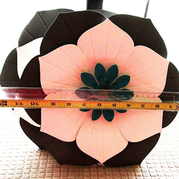 Painted metal flowers - Picture 4 of 5